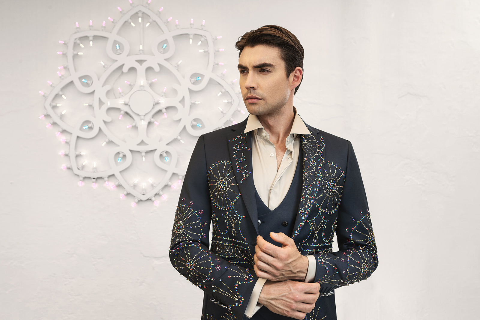 Abito da sposo 2026 blu notte, modello Luminarie, collezione Andrea Versali, dettaglio del tessuto
