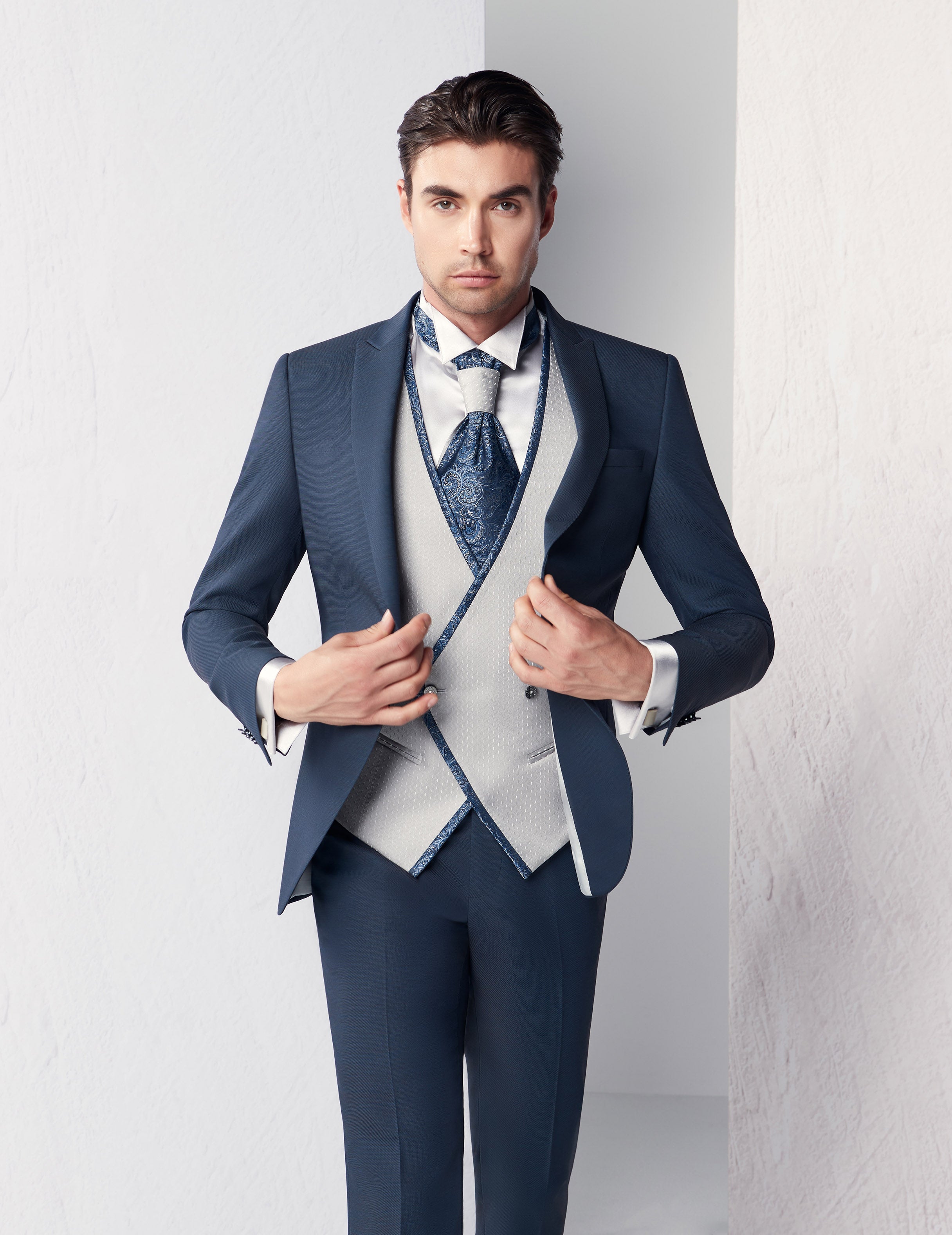 Abito da sposo 2026 jacquard blu, collezione Andrea Versali