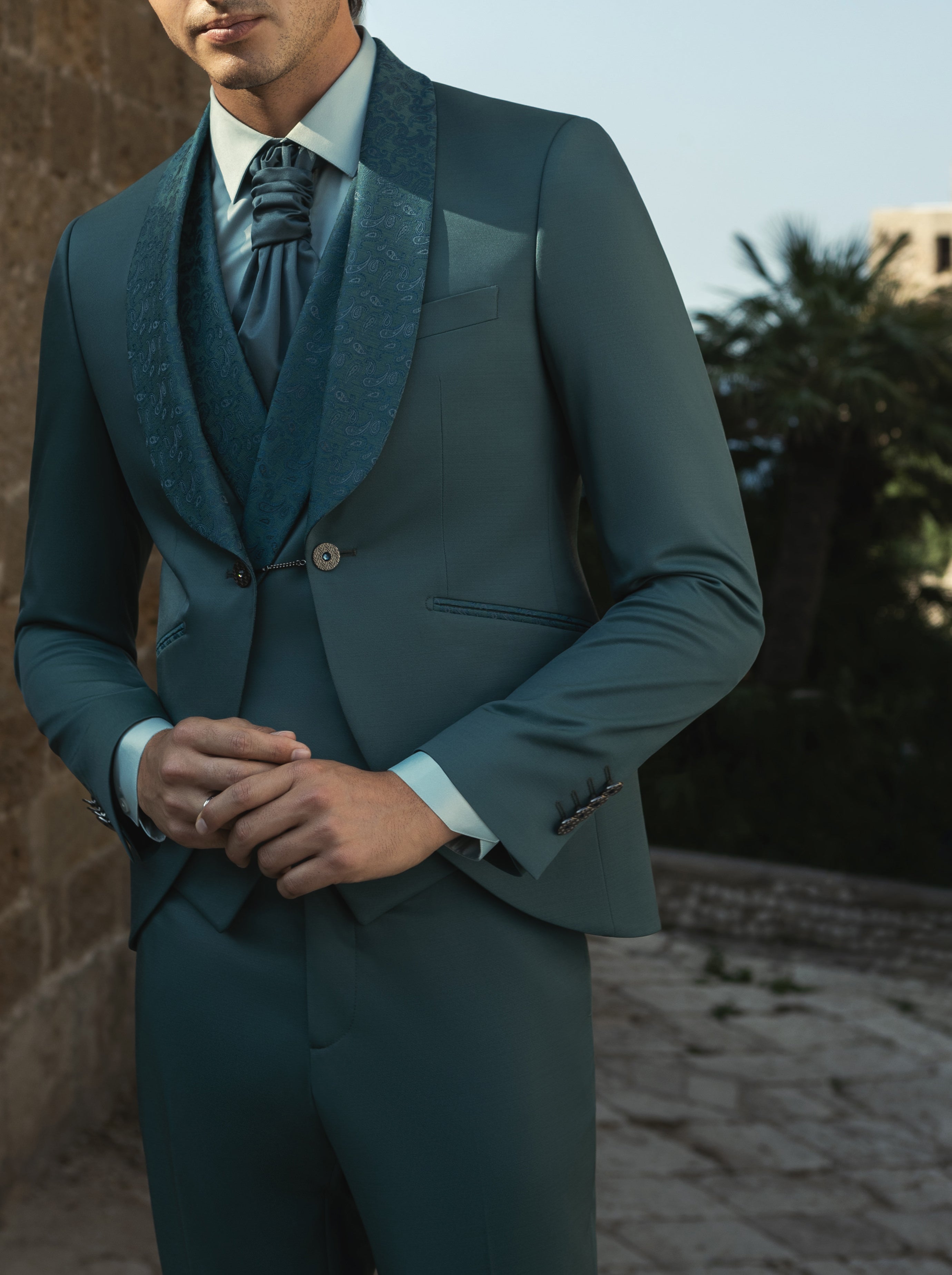 Abito da sposo 2026 jacquard verde, collezione Andrea Versali, dettaglio del tessuto