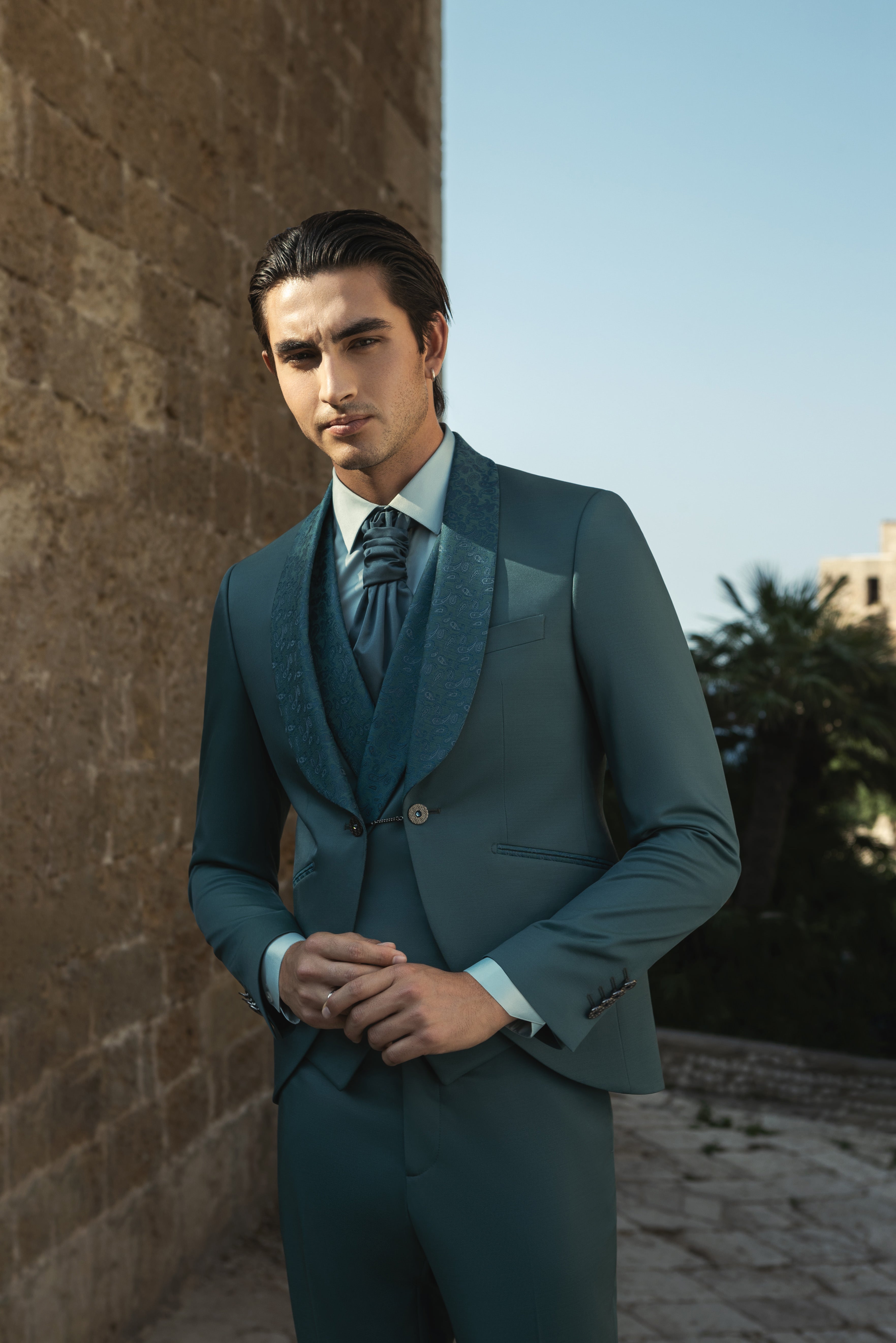 Abito da sposo 2026 jacquard verde, collezione Andrea Versali