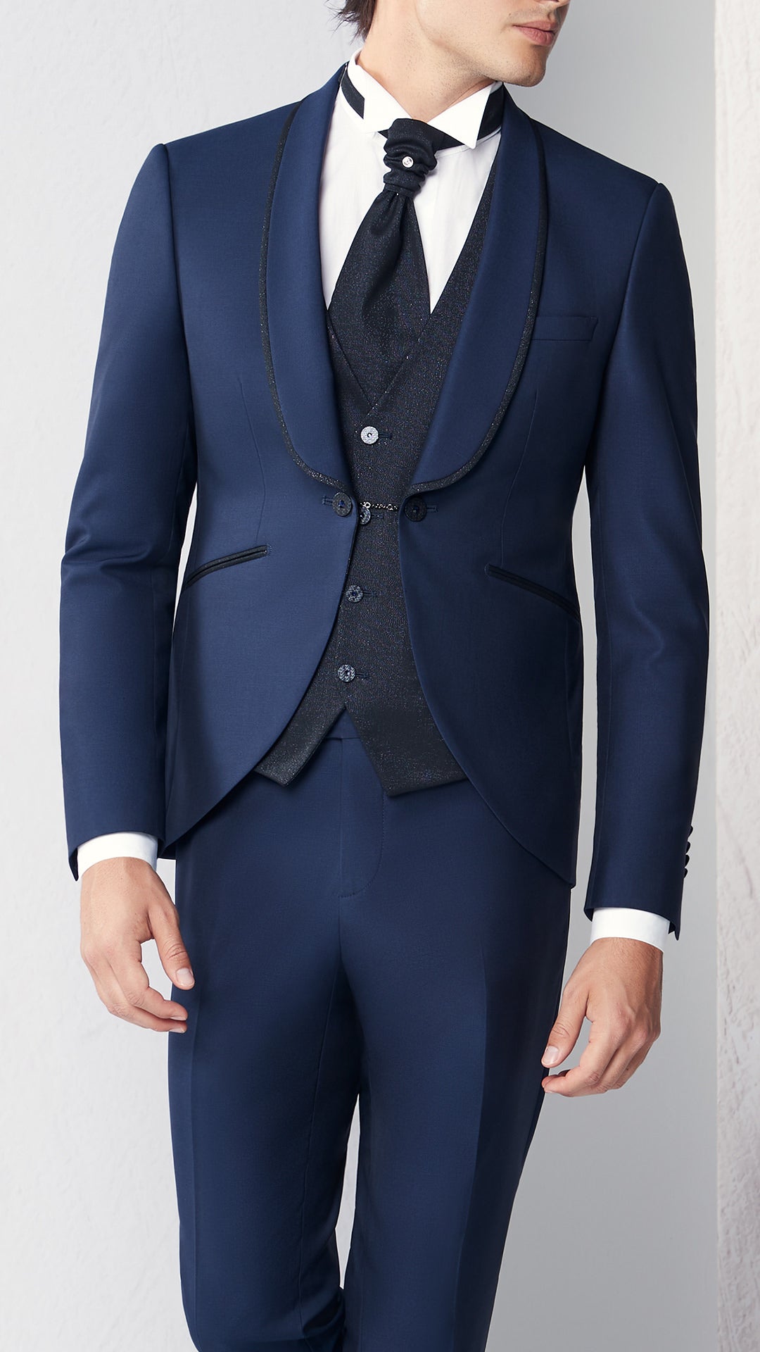 Abito da sposo 2026 slim blu notte, collezione Andrea Versali, dettaglio del tessuto