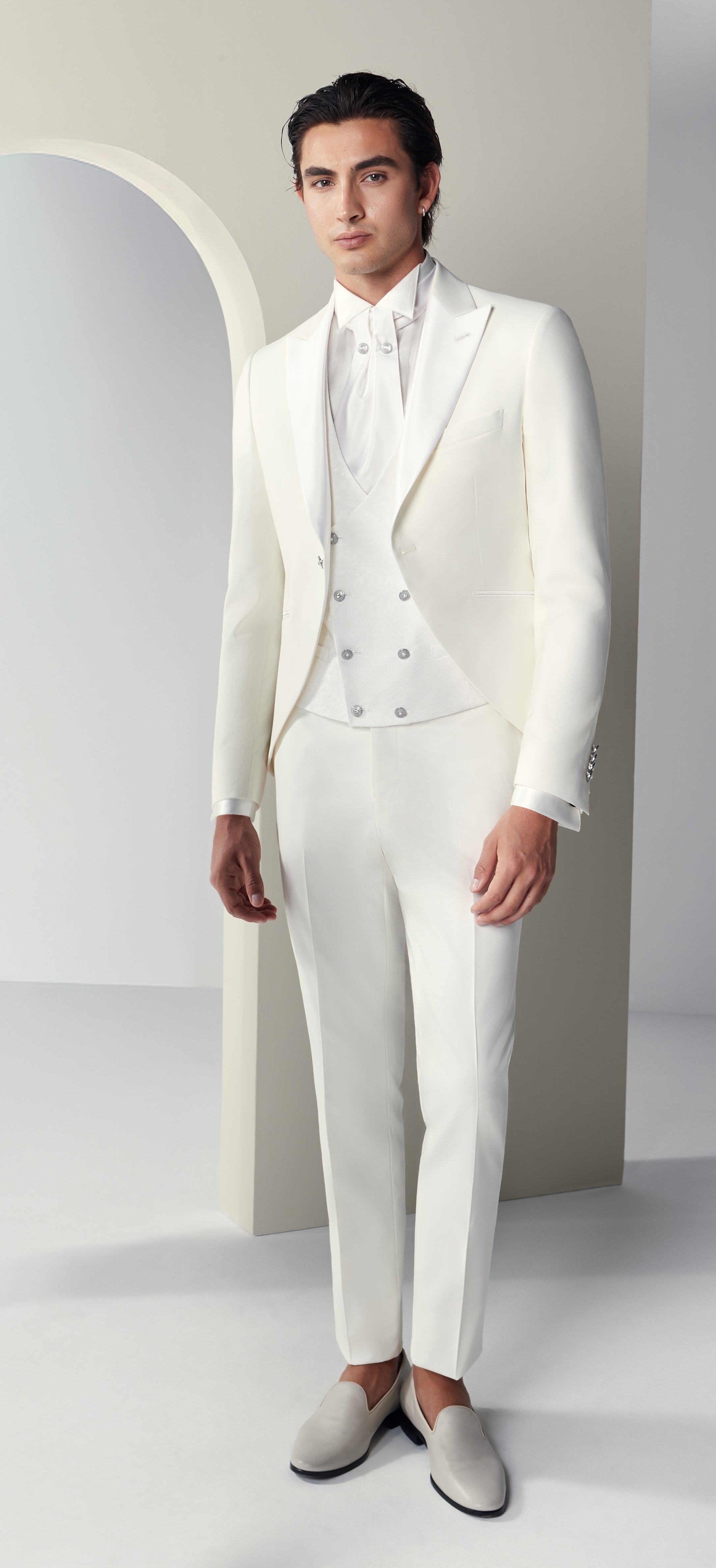 Abito da sposo 2026 tight bianco, collezione Andrea Versali, dettaglio della giacca