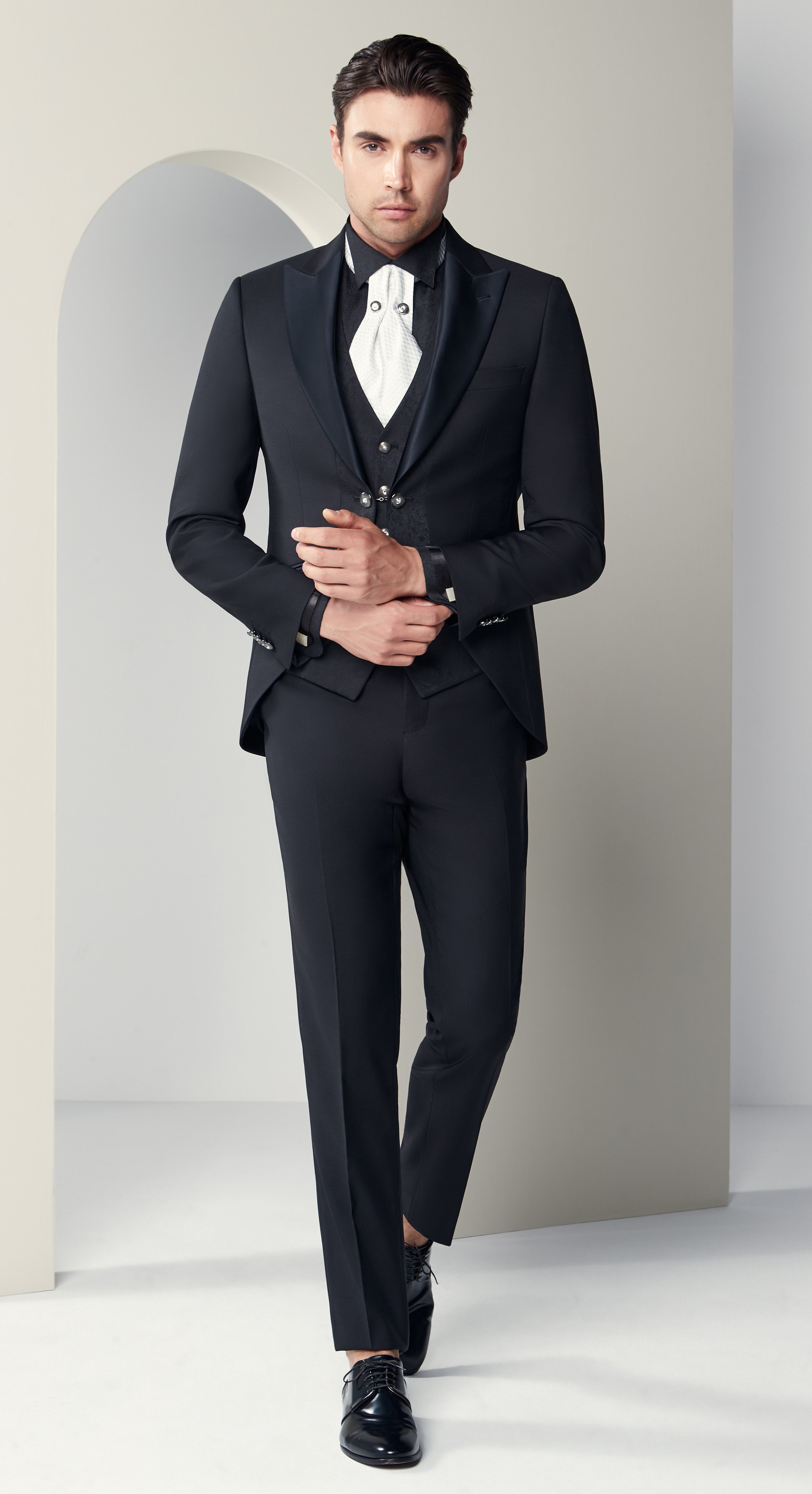Abito da sposo 2026 tight perla, collezione Andrea Versali