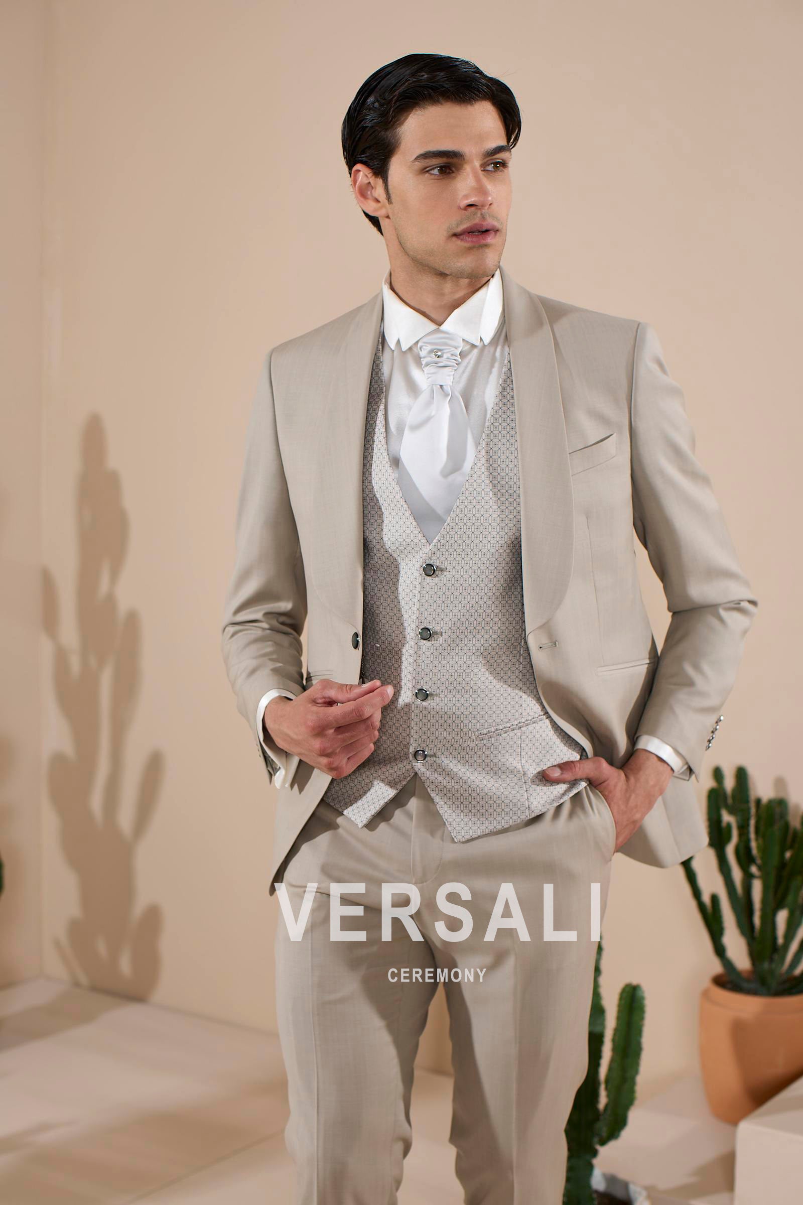 Abito da sposo 2027 damascato beige, collezione Andrea Versali