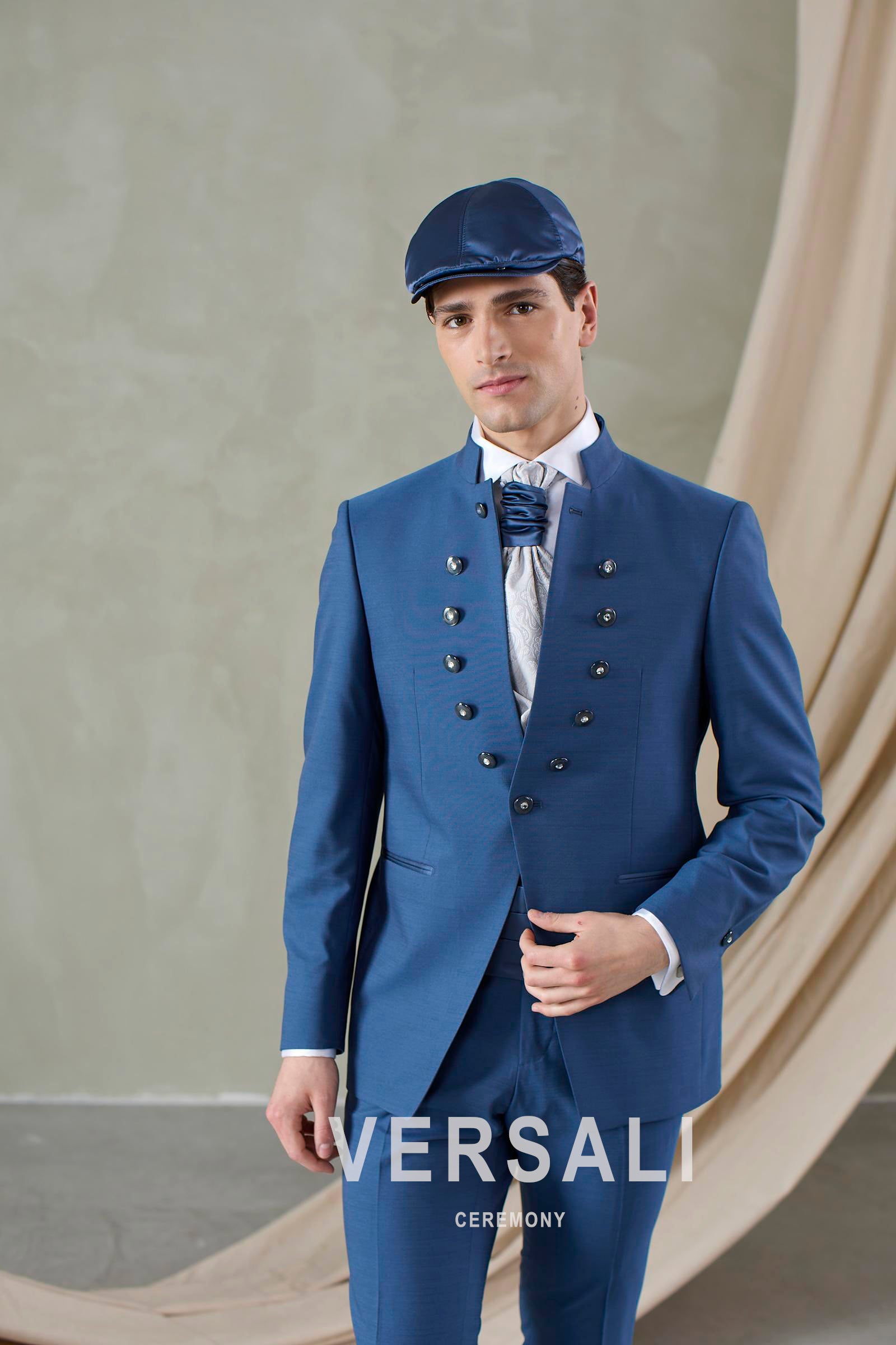 Abito da sposo 2027 damascato blu, collezione Andrea Versali