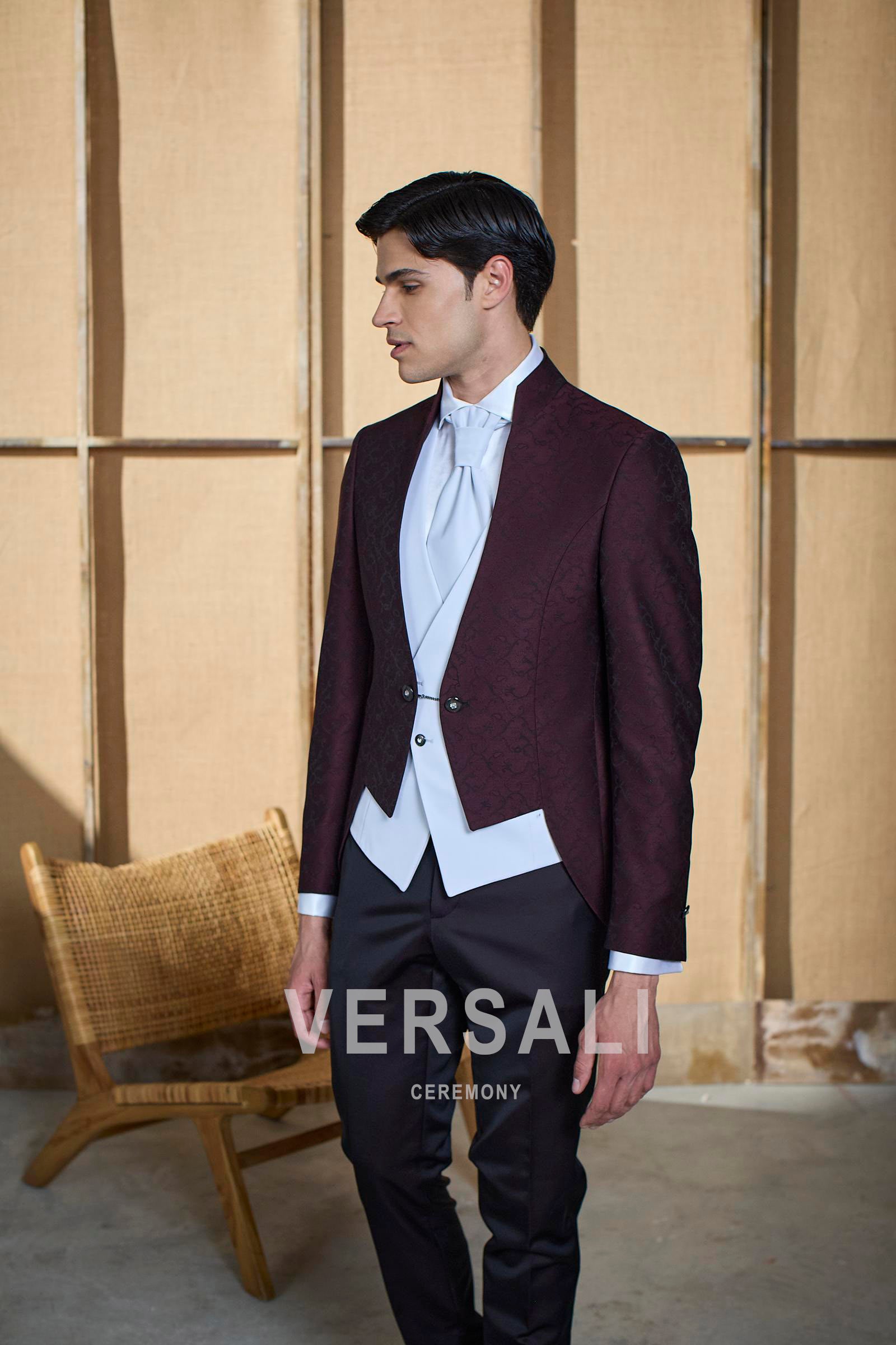 Abito da sposo 2027 damascato bordeaux, collezione Andrea Versali
