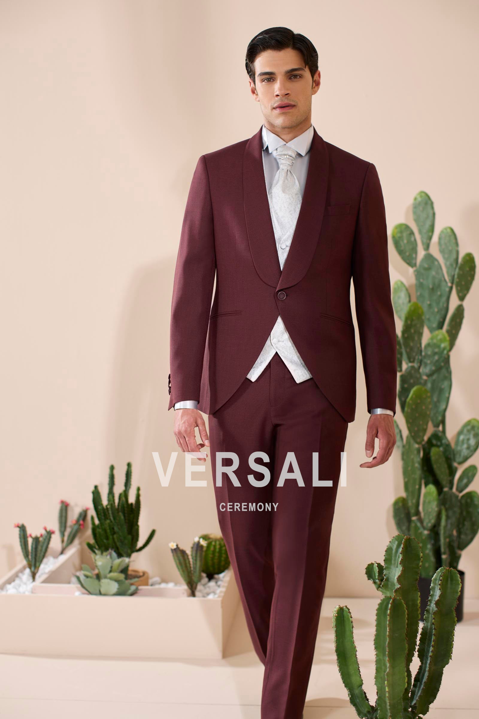 Abito da sposo 2027 damascato bordeaux, collezione Andrea Versali