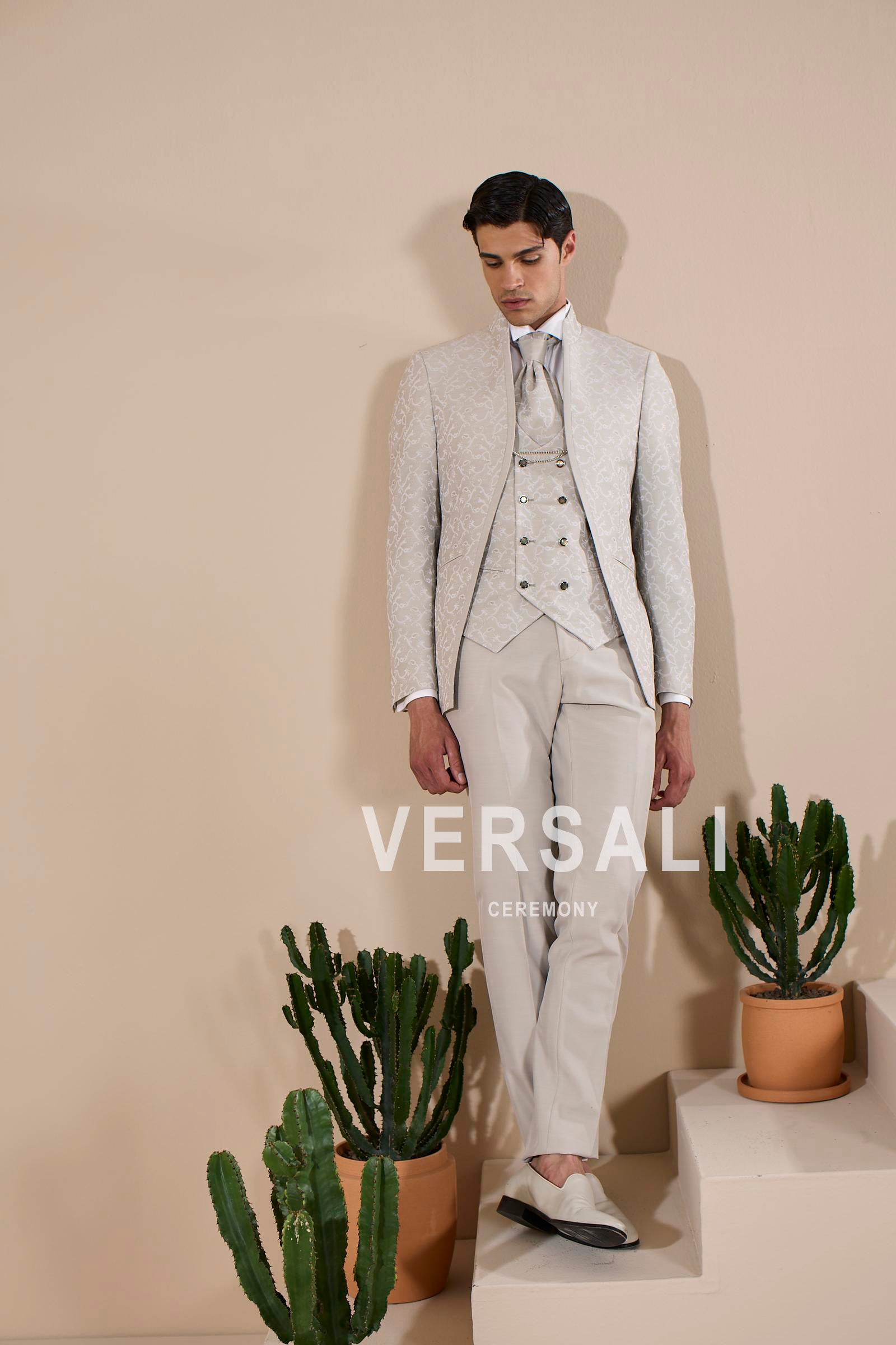 Abito da sposo 2027 doppiopetto beige, collezione Andrea Versali