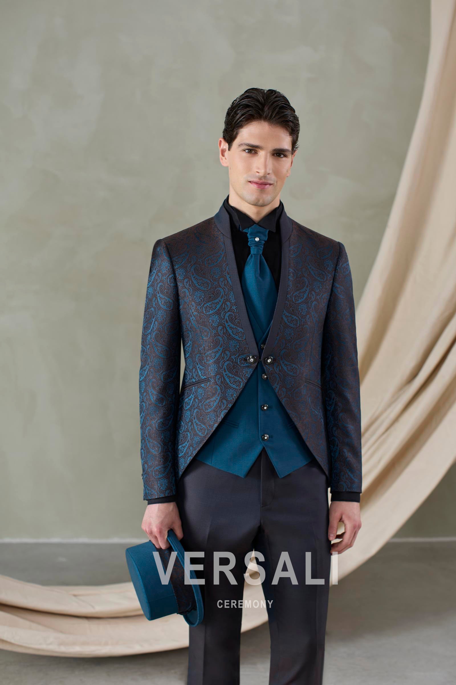 Abito da sposo 2027 jacquard, collezione Andrea Versali