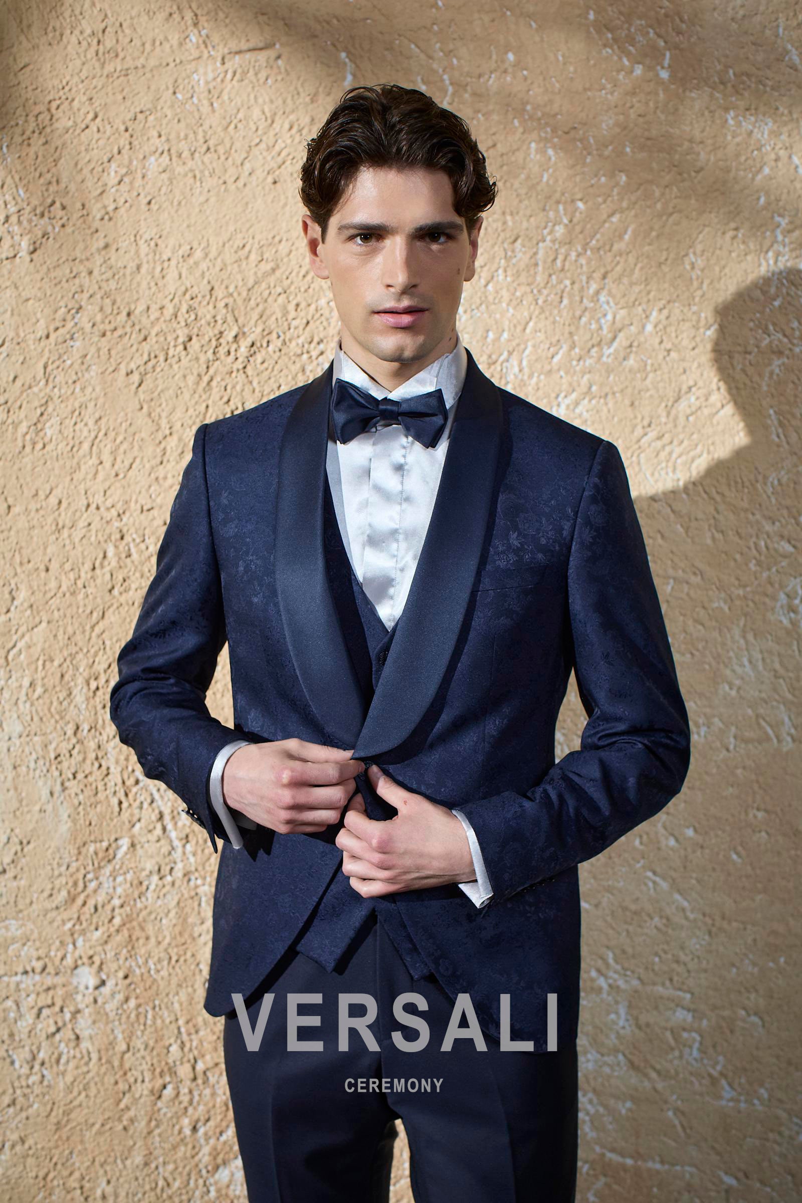 Abito da sposo 2027 jacquard blu notte, collezione Andrea Versali
