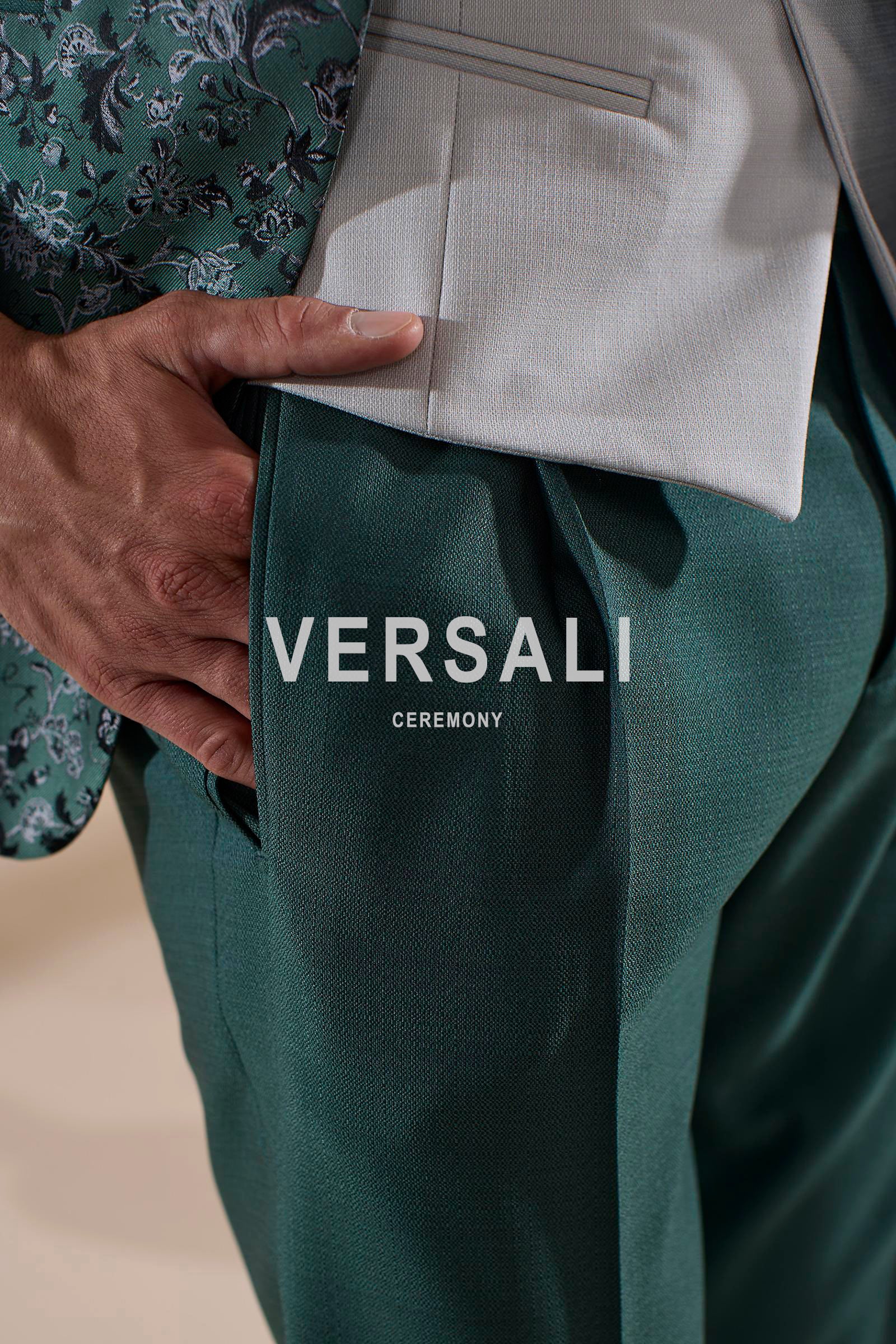 Abito da sposo 2027 jacquard verde salvia, collezione Andrea Versali, dettaglio del tessuto