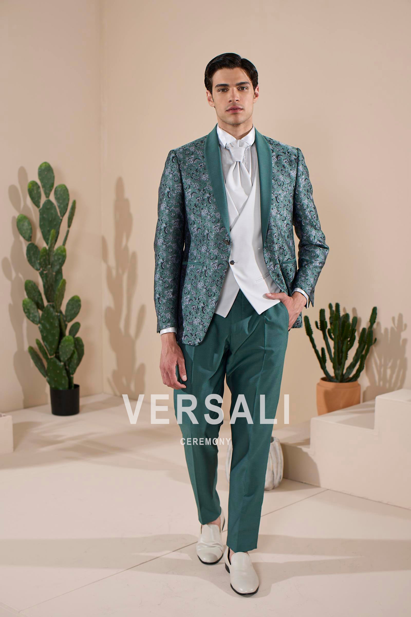 Abito da sposo 2027 jacquard verde salvia, collezione Andrea Versali