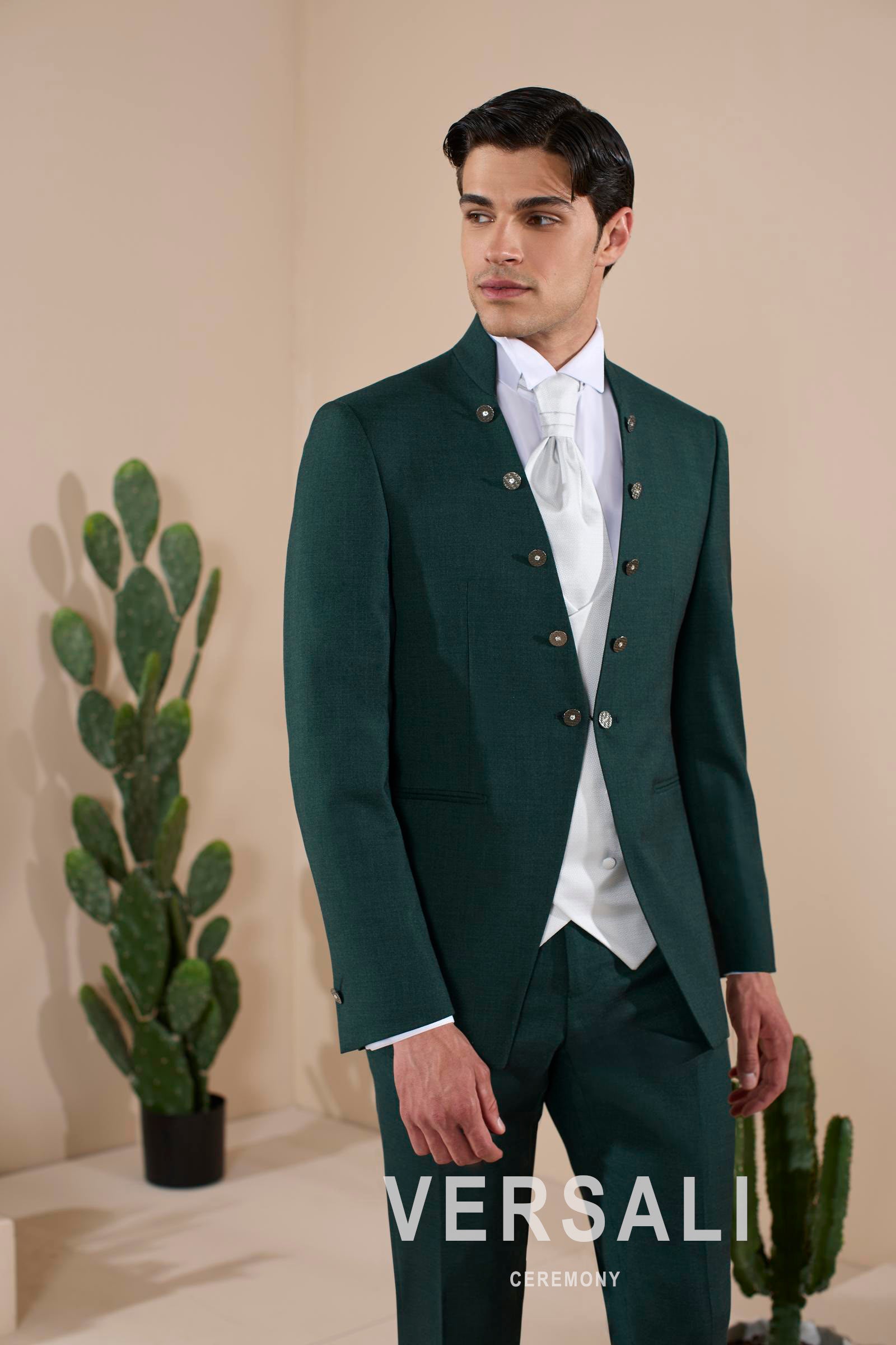 Abito da sposo 2027 raso verde, collezione Andrea Versali