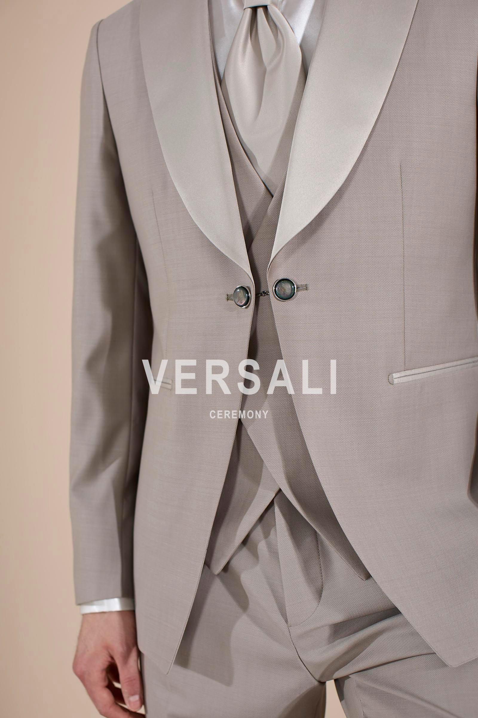 Abito da sposo 2027 revers beige, collezione Andrea Versali