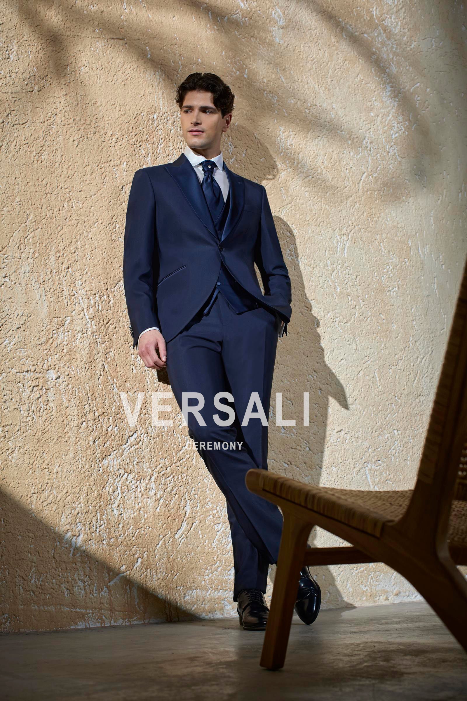 Abito da sposo 2027 revers blu, collezione Andrea Versali